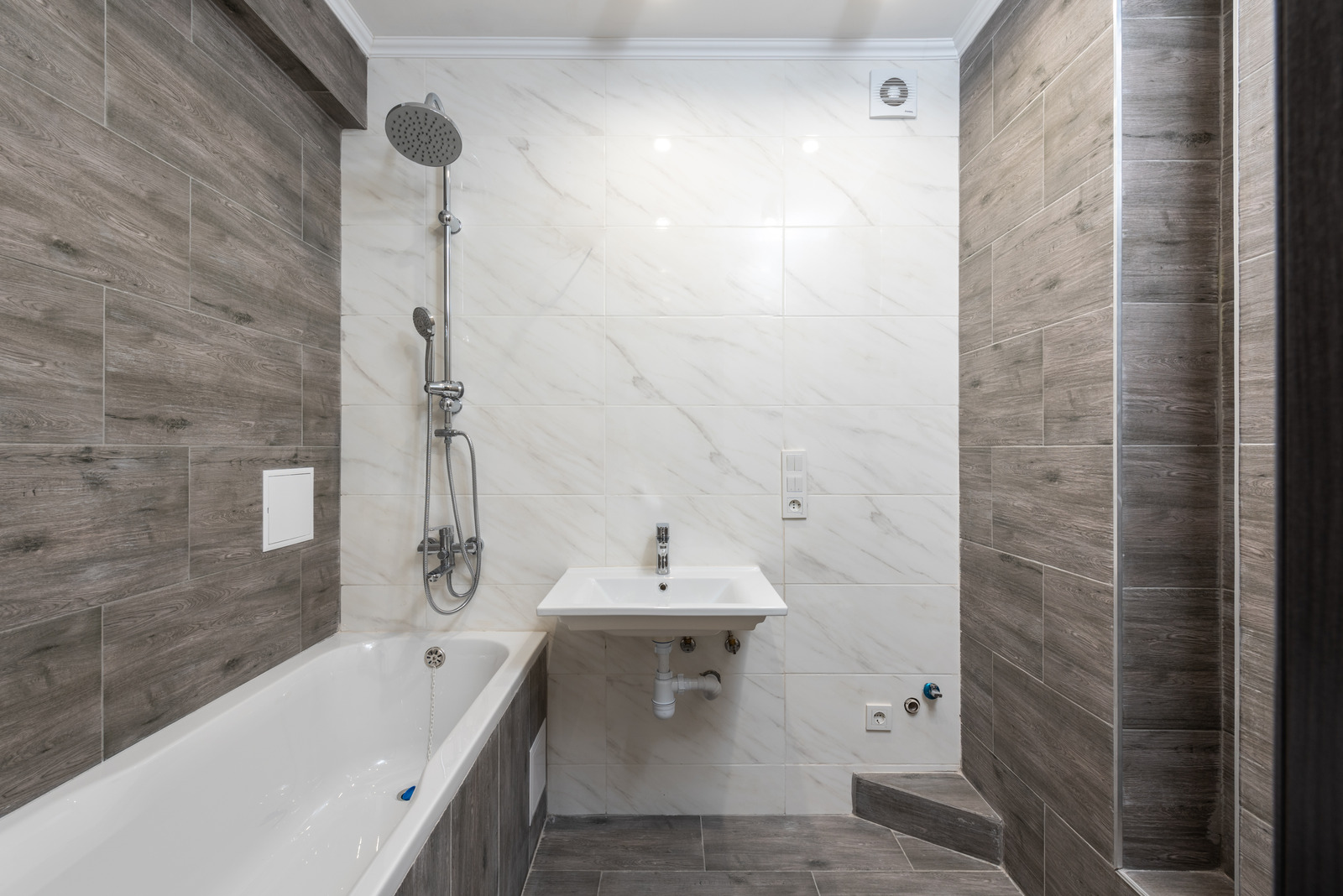 canva-white-ceramic-bathtub-in-the-bathroom-MAEgFHBXH64